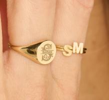 Gouden letter ring gedragen